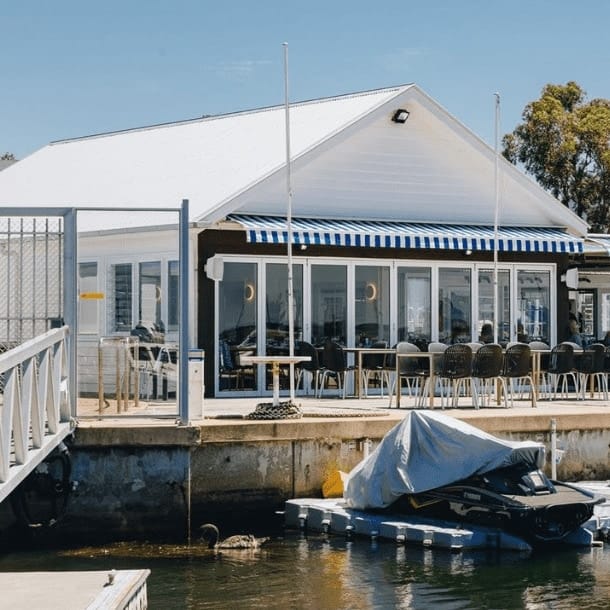 Outdoor view of a pet friendly restaurant in Western Melbourne by the ocean